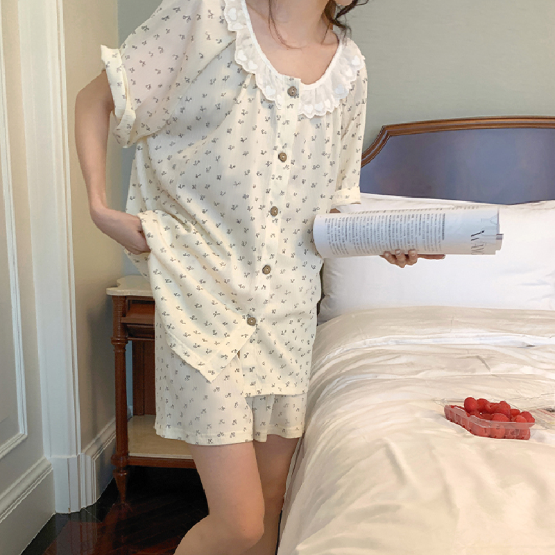 white frill collar room wear
