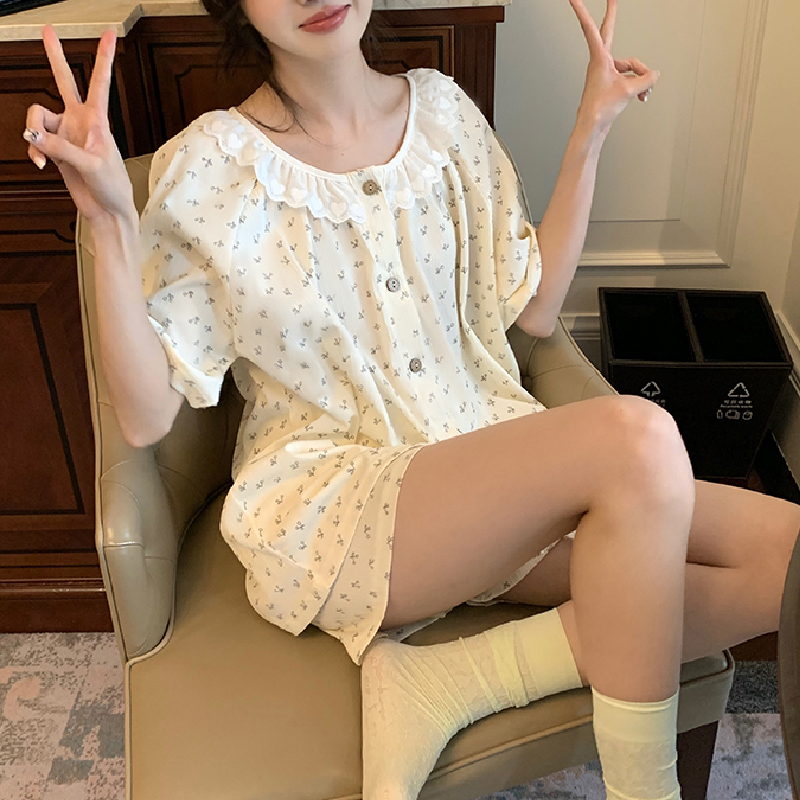 white frill collar room wear