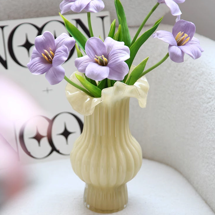 milky pleats vase
