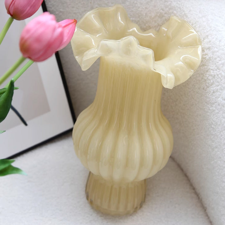 milky pleats vase