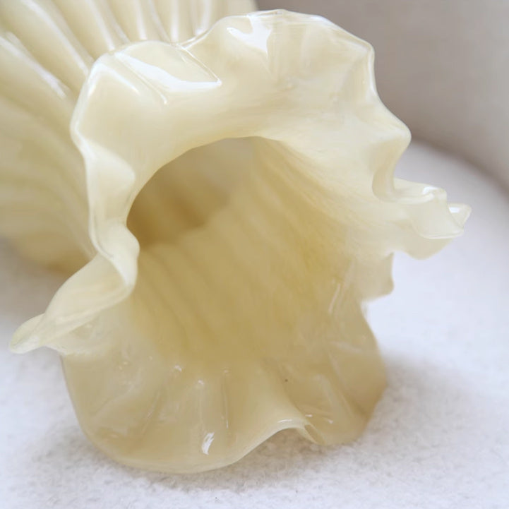 milky pleats vase