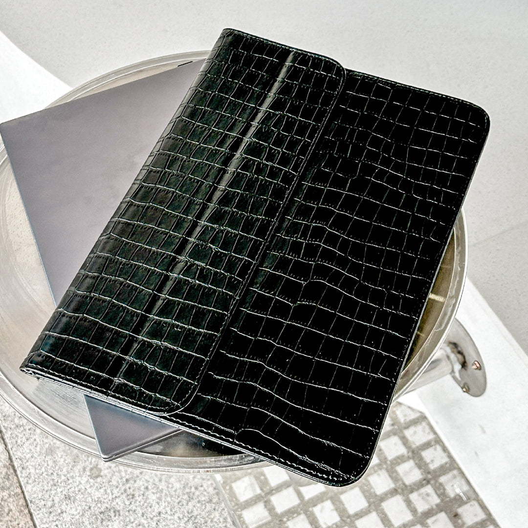 Elegant Croc Sleeve with Built-in Stand (black)