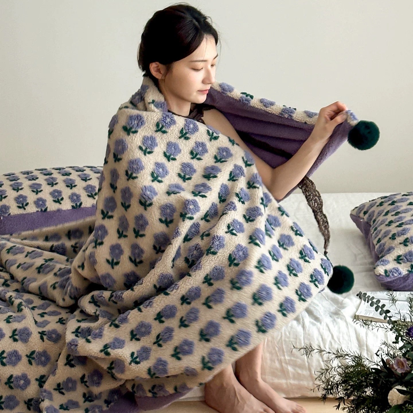 Pom Pom Floral Embossed blanket (2colors)