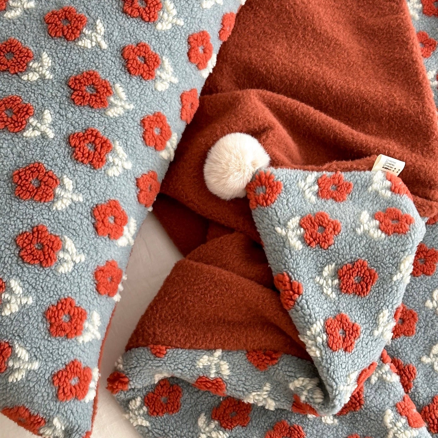 Pom Pom Floral Embossed blanket (2colors)