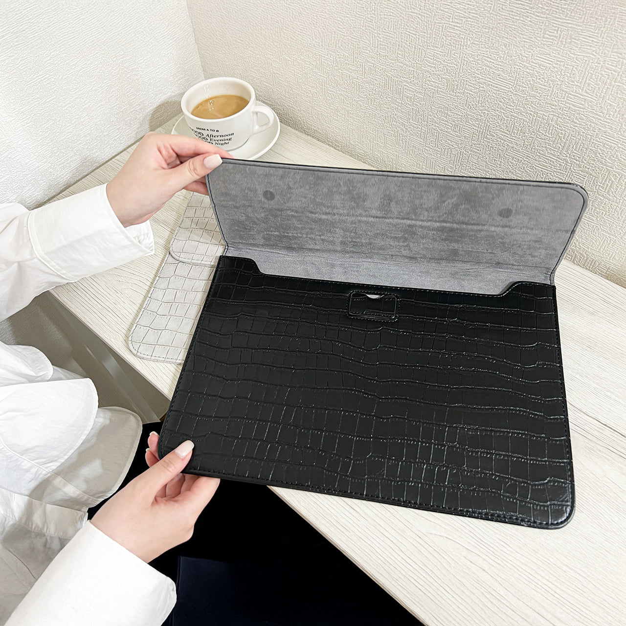 Elegant Croc Sleeve with Built-in Stand (black)