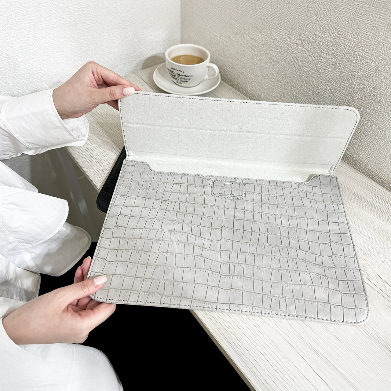 Elegant Croc Sleeve with Built-in Stand (grey)
