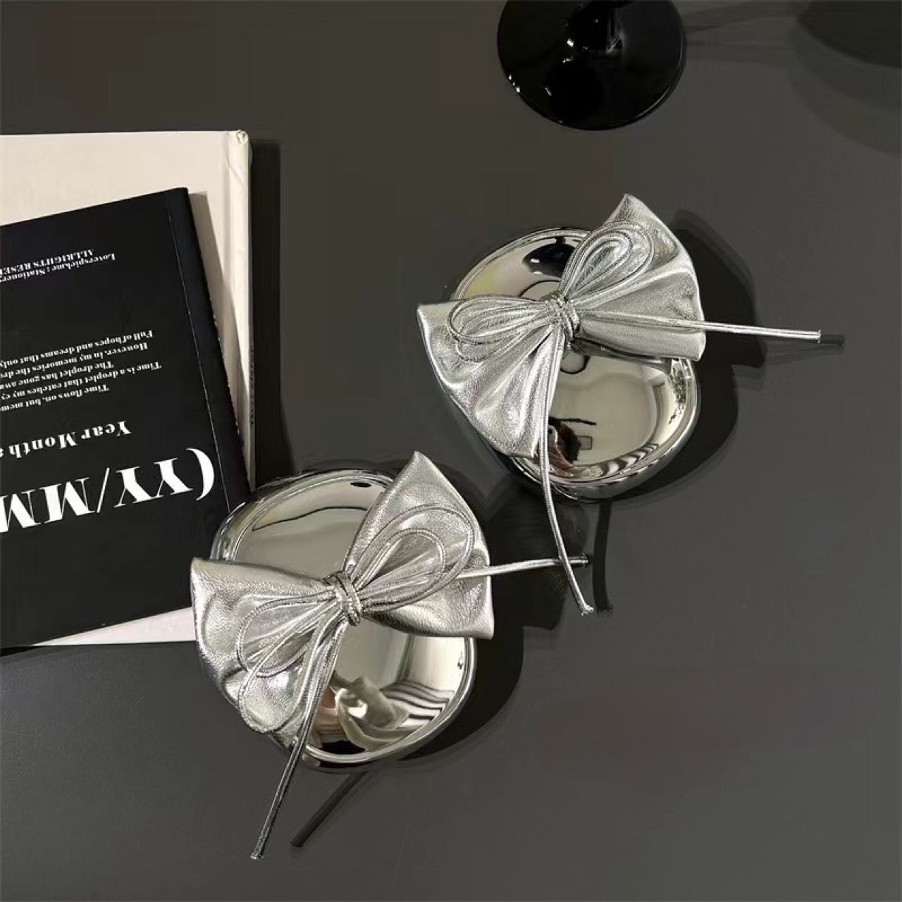 silver ribbon AirpodsMax cover