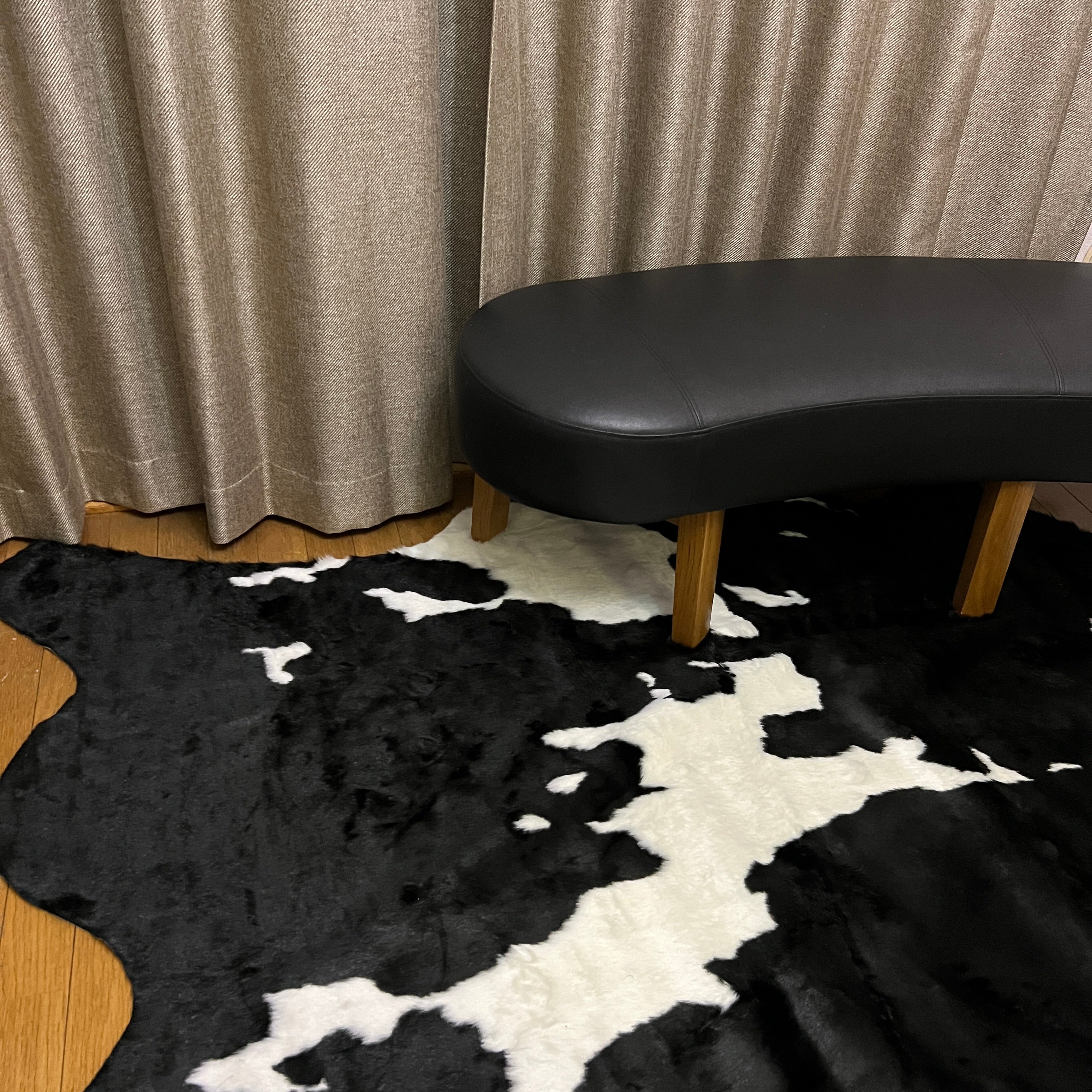 【即納】monotone cow rug