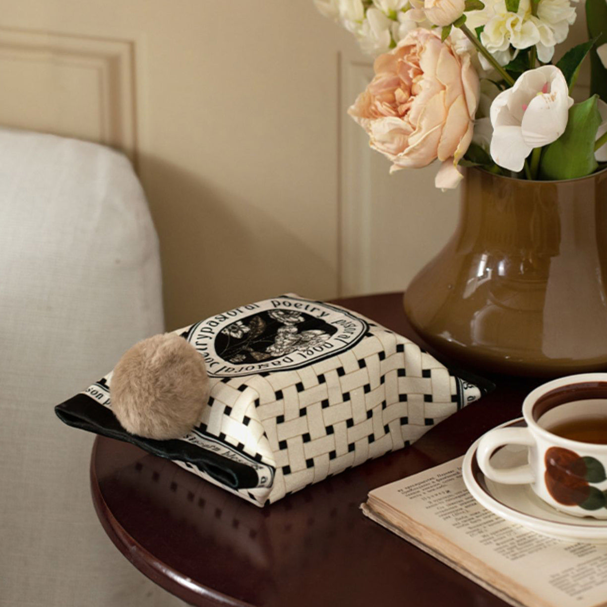 2design monotone flower tissue case