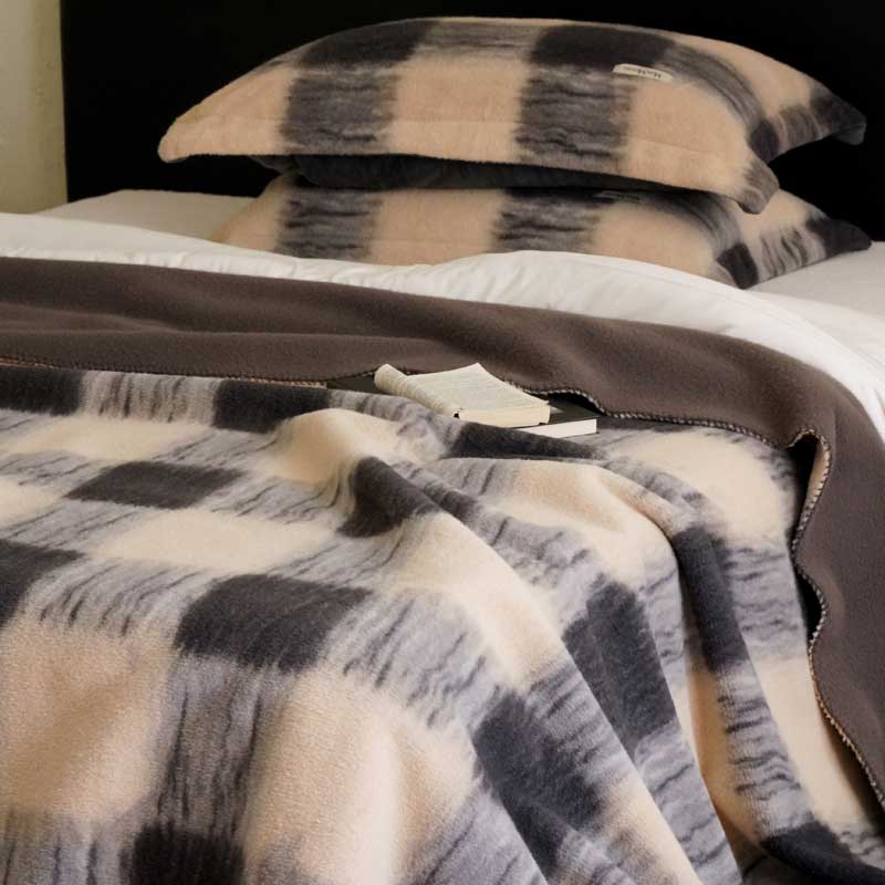 5design soft touch fleece blanket