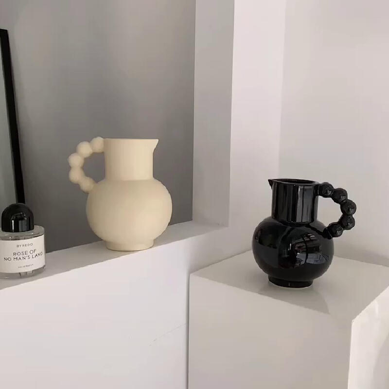 3design monochrome circle handle vase