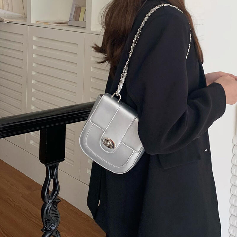 square chain shoulder bag