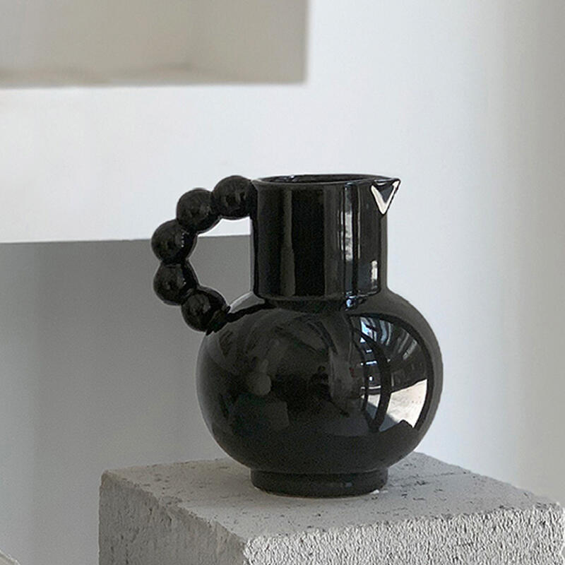 3design monochrome circle handle vase
