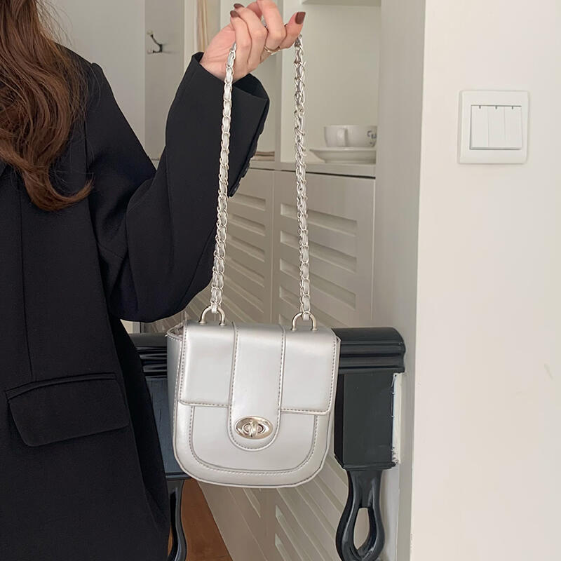 square chain shoulder bag