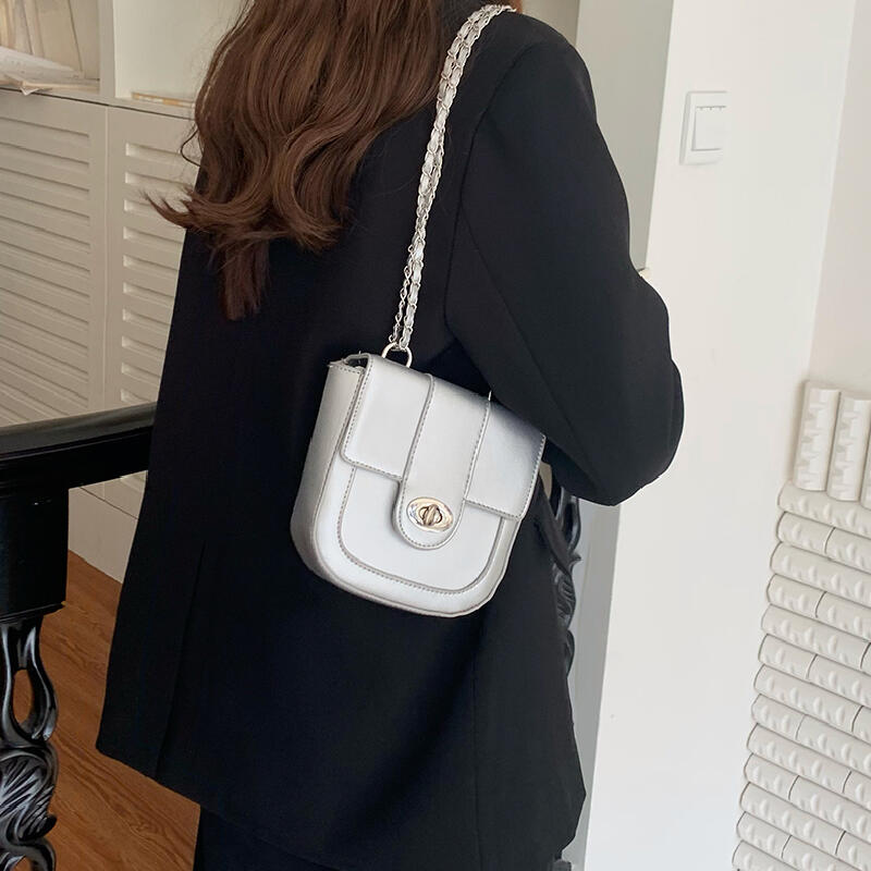 square chain shoulder bag