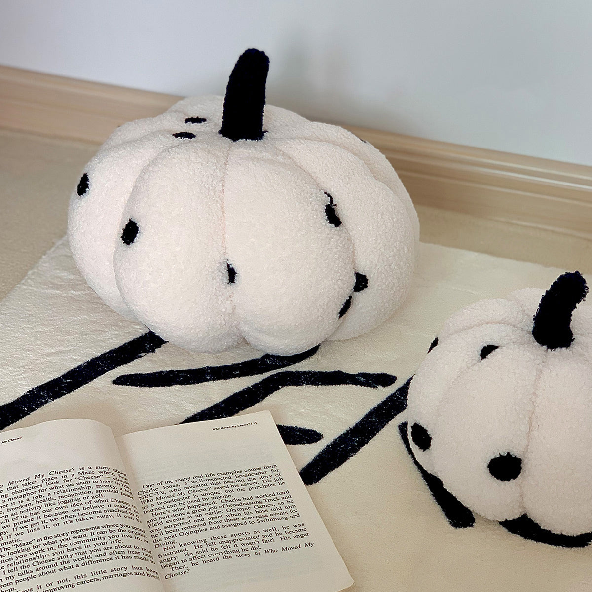 3size monotone pumpkin cushion