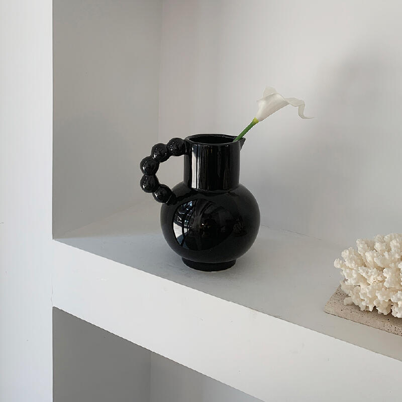 3design monochrome circle handle vase