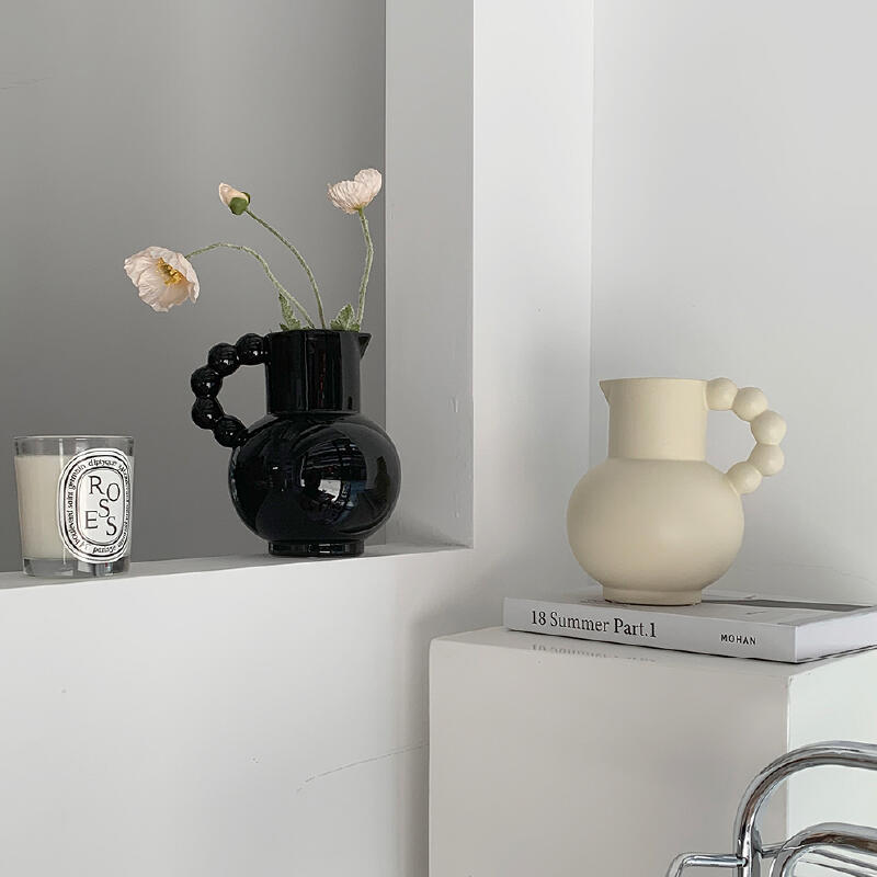 3design monochrome circle handle vase