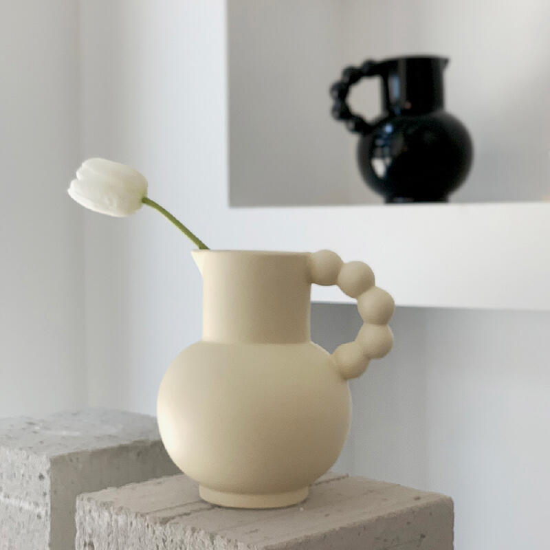 3design monochrome circle handle vase