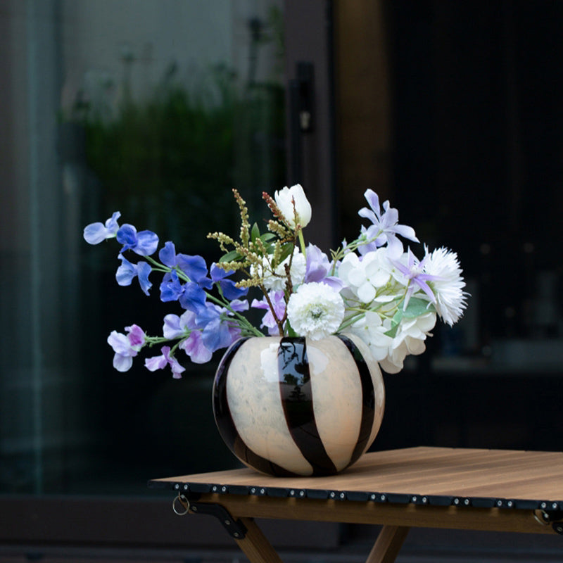 monotone border apple vase