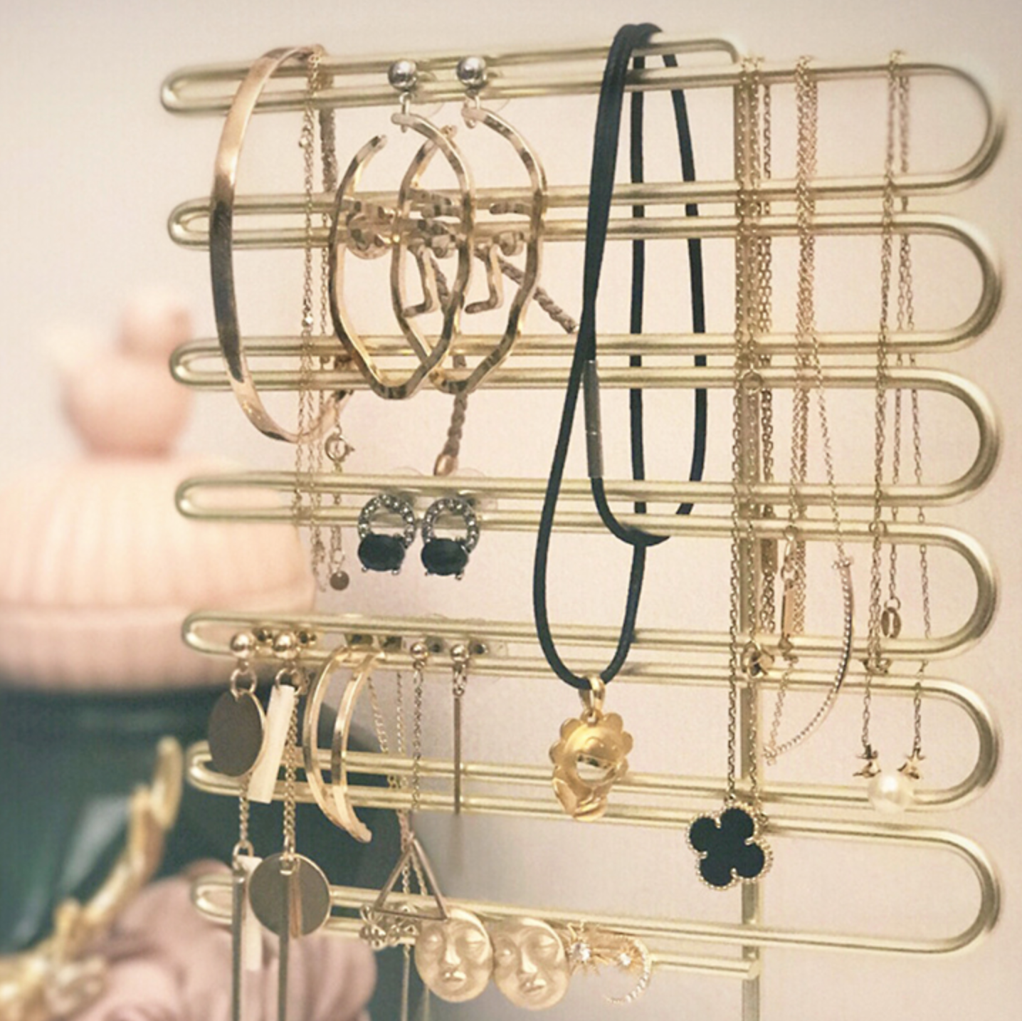 gold jewelry storage stand