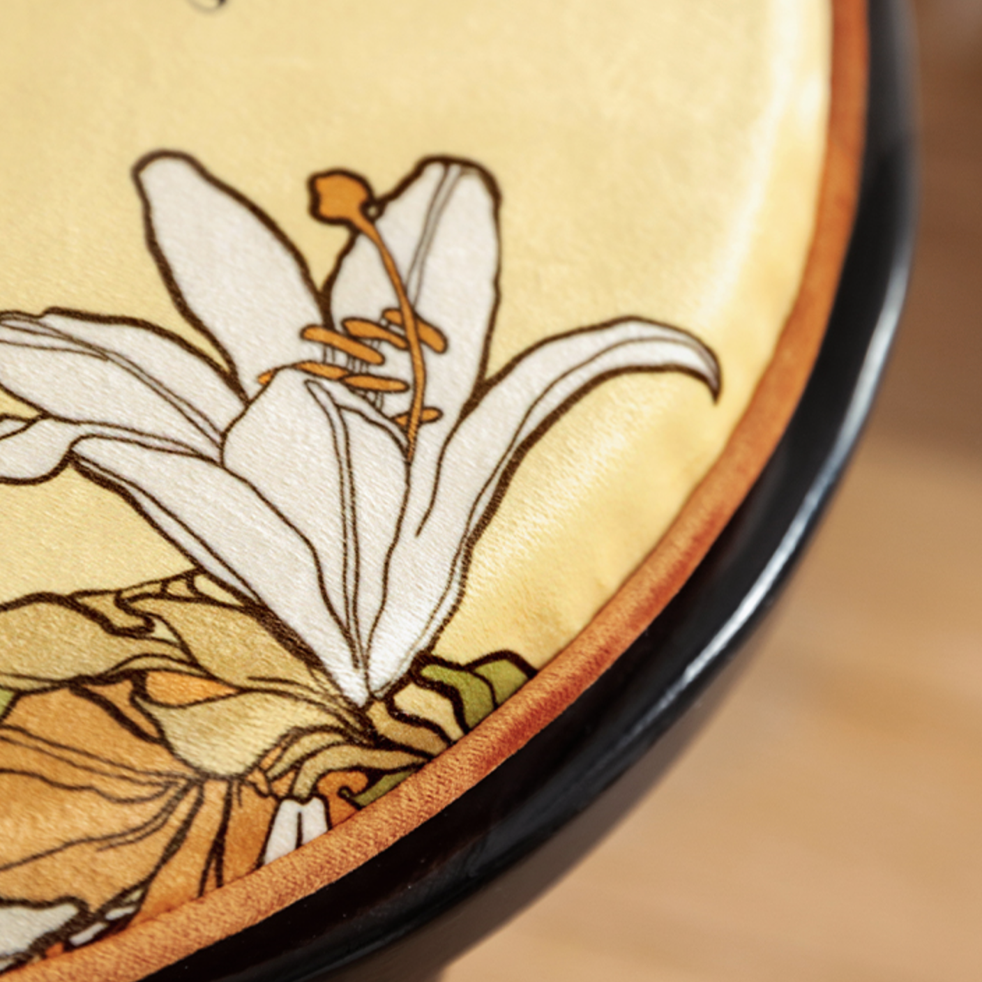 2design vintage lily round cushion