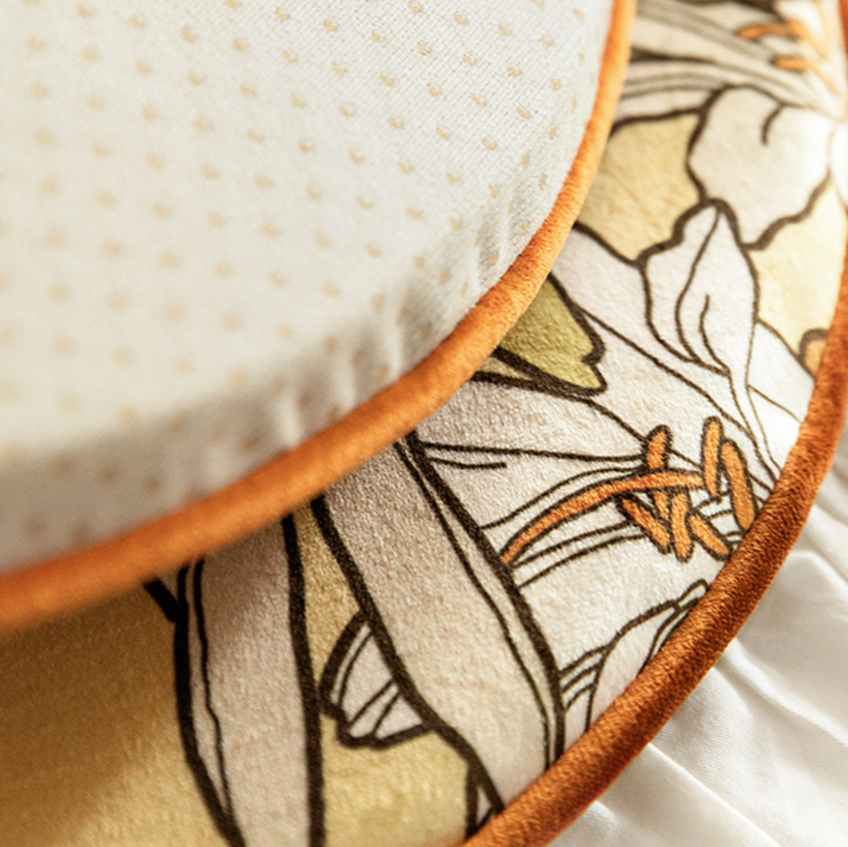 2design vintage lily round cushion