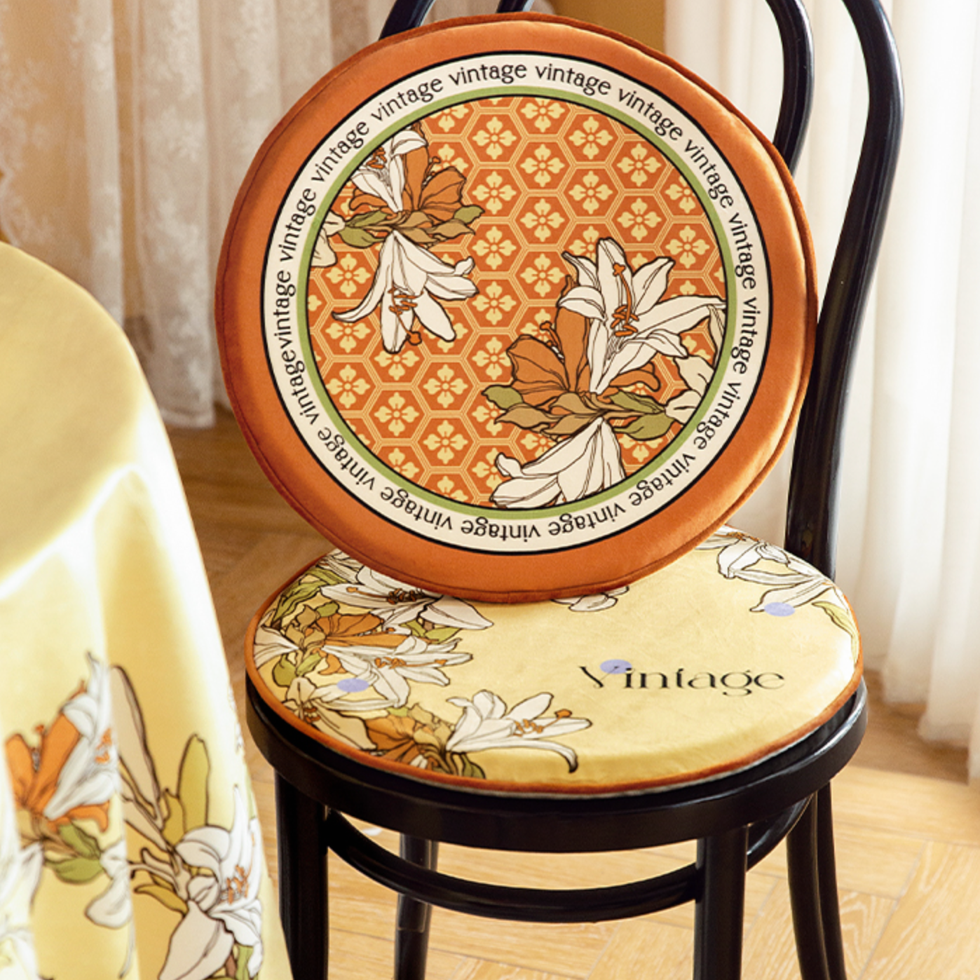 2design vintage lily round cushion