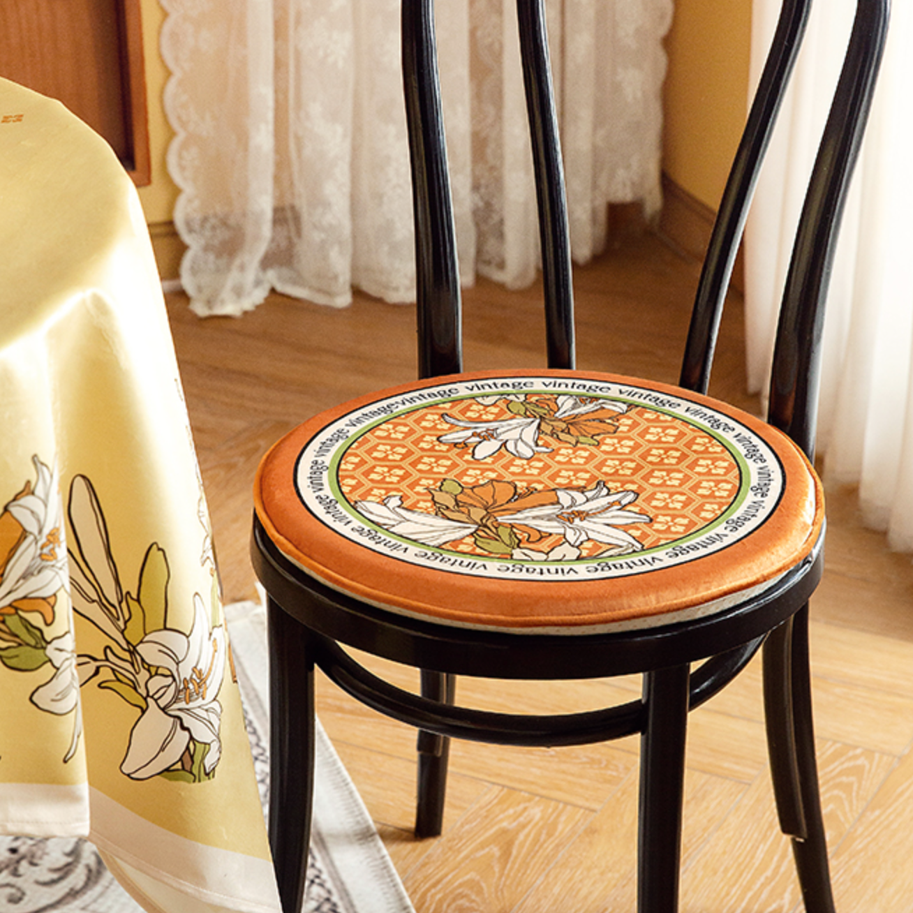 2design vintage lily round cushion