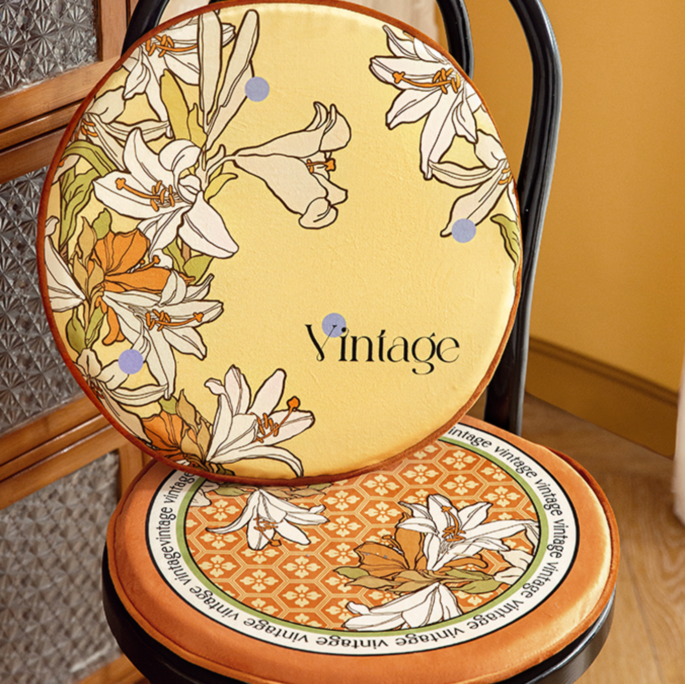 2design vintage lily round cushion