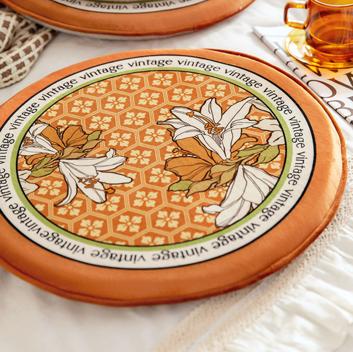 2design vintage lily round cushion