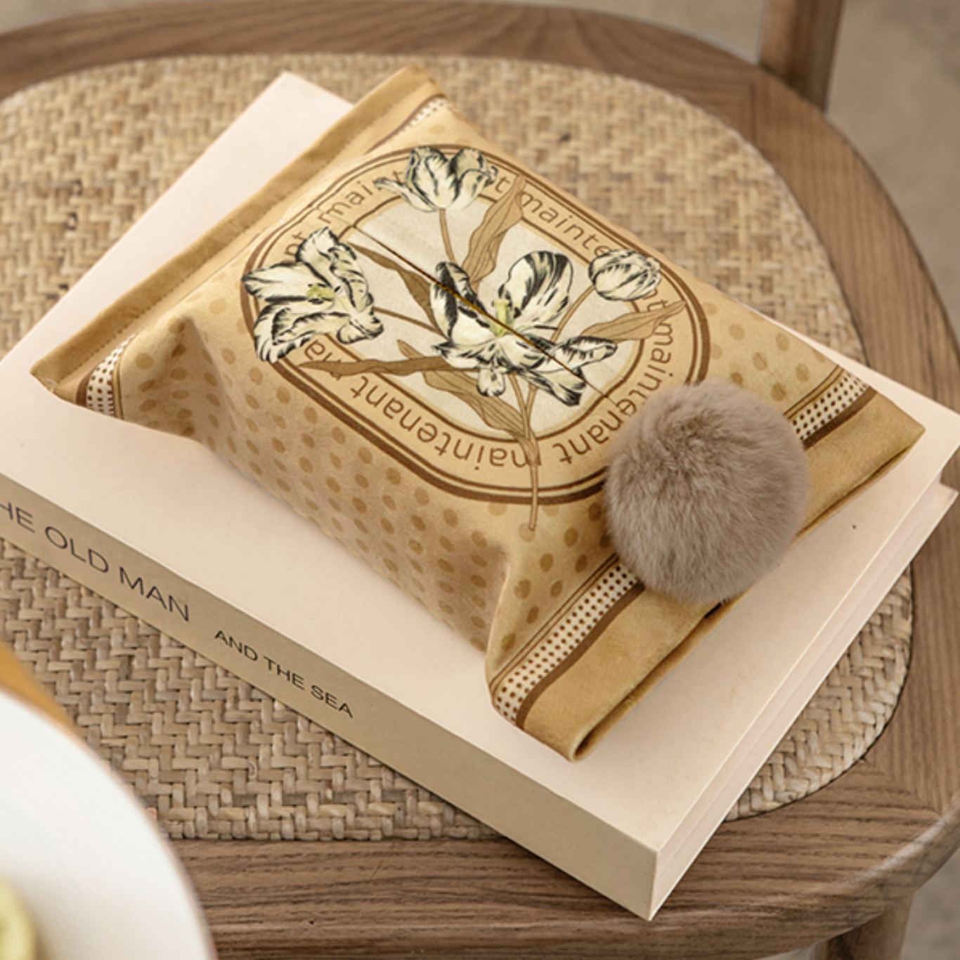 maintenant flower tissue case