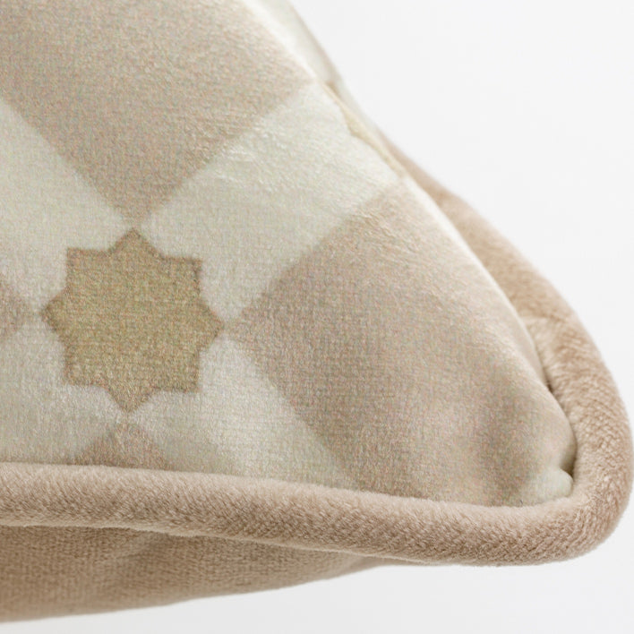 2design beige elegance logo cushion