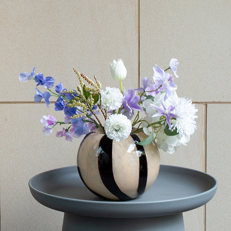 monotone border apple vase