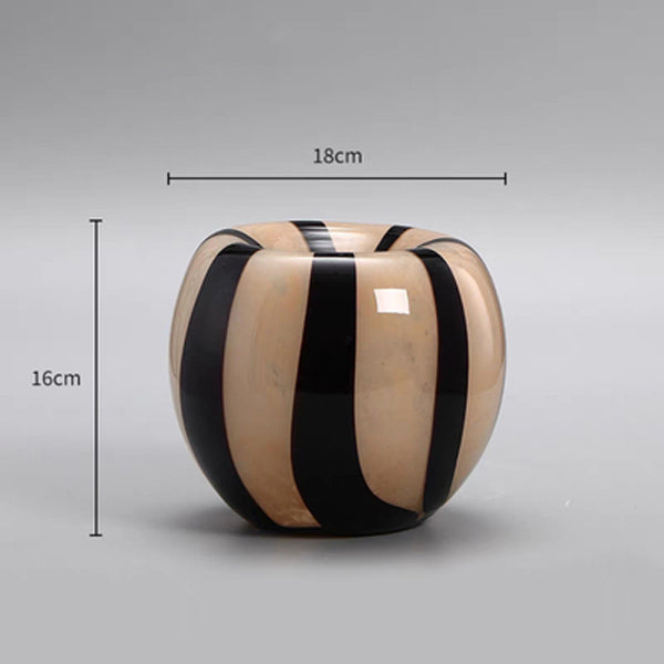 monotone border apple vase