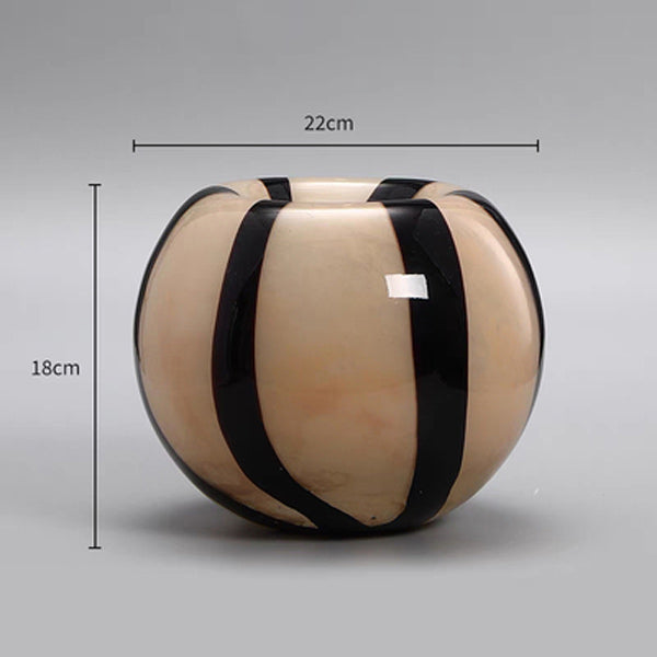 monotone border apple vase