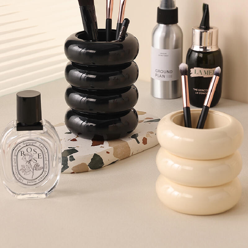 natural monotone make brush stand
