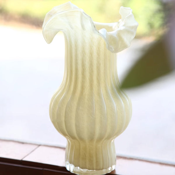 milky pleats vase