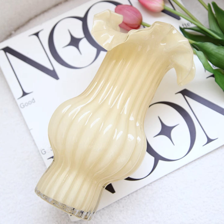 milky pleats vase