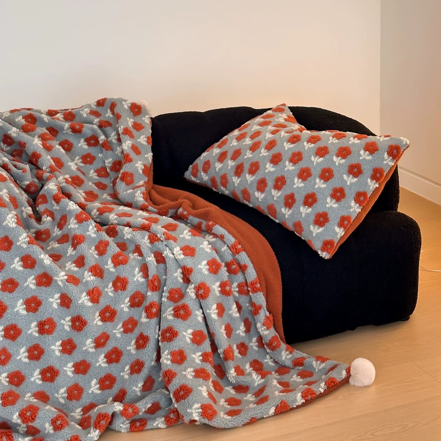 Pom Pom Floral Embossed blanket (2colors)