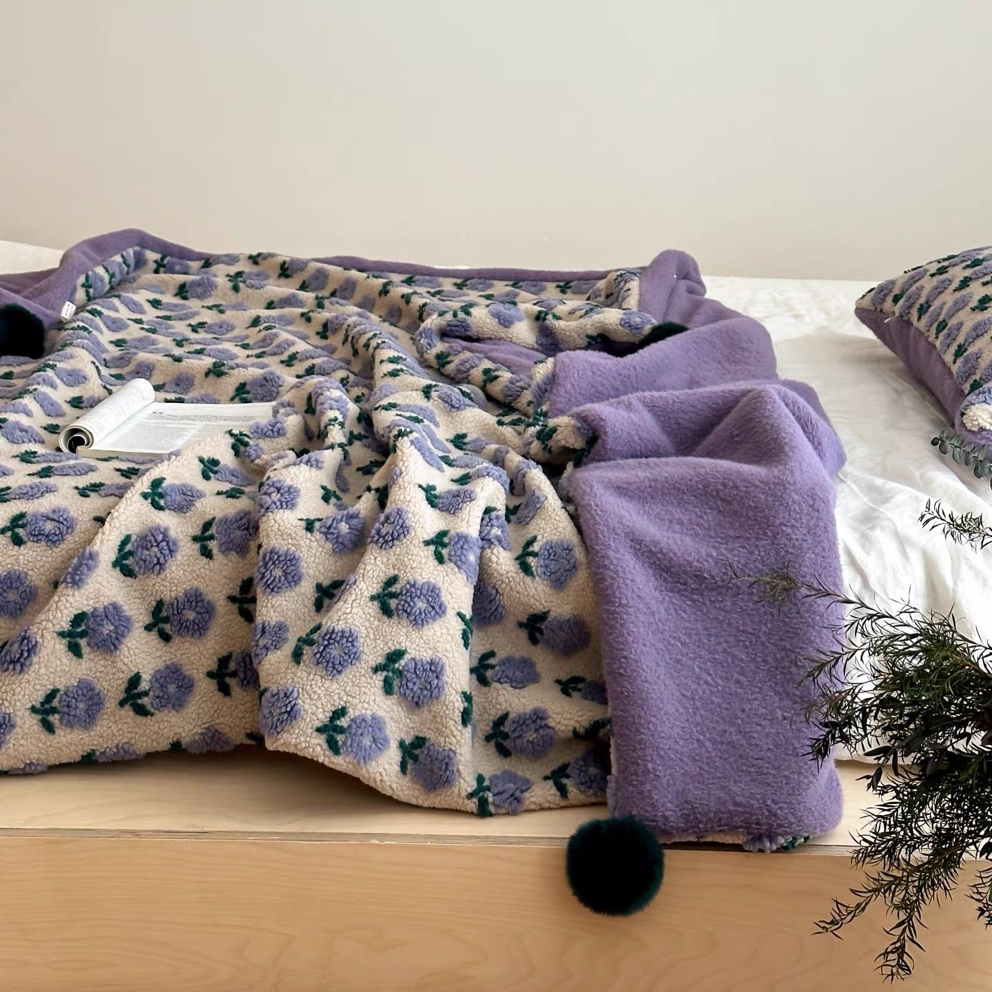 Pom Pom Floral Embossed blanket (2colors)