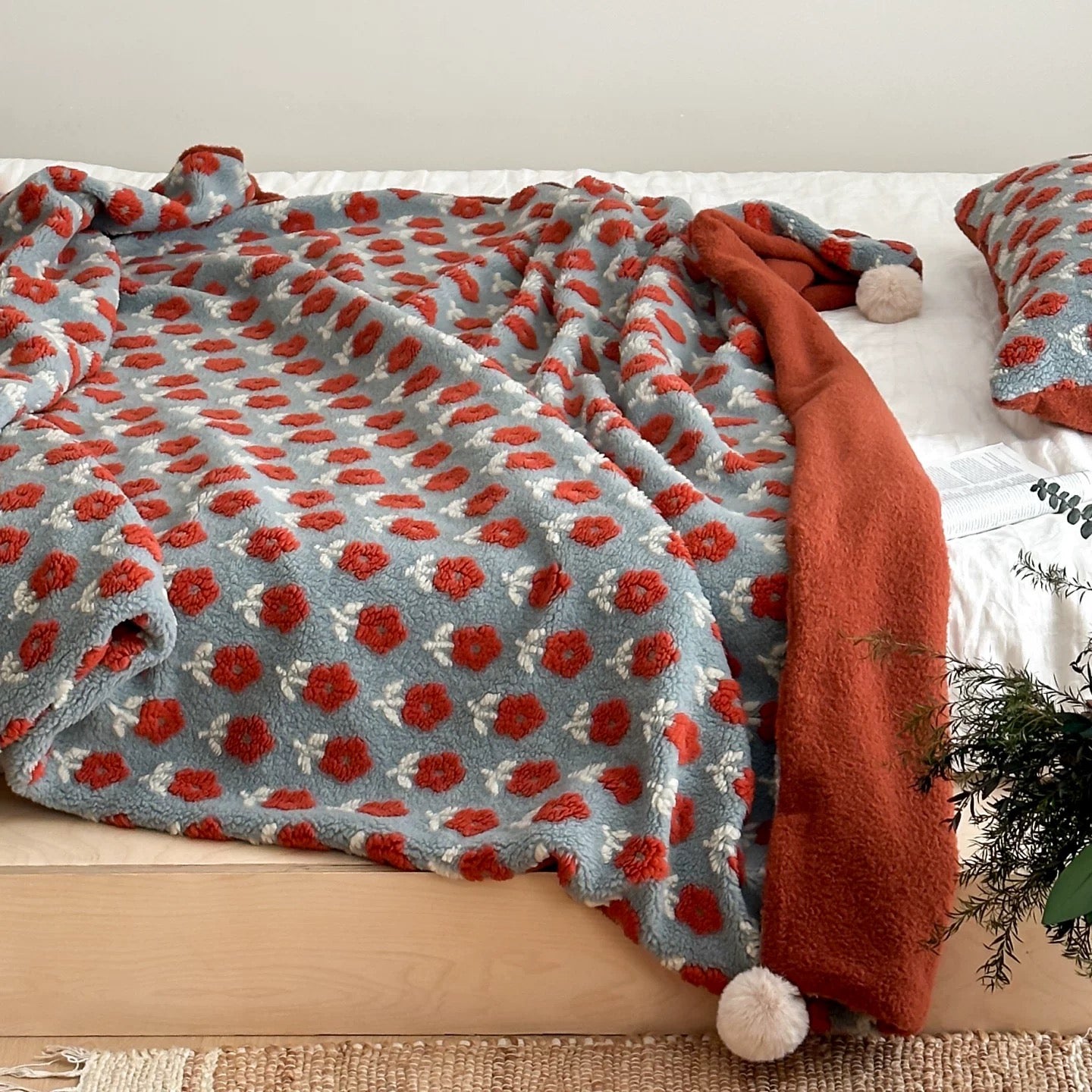 Pom Pom Floral Embossed blanket (2colors)