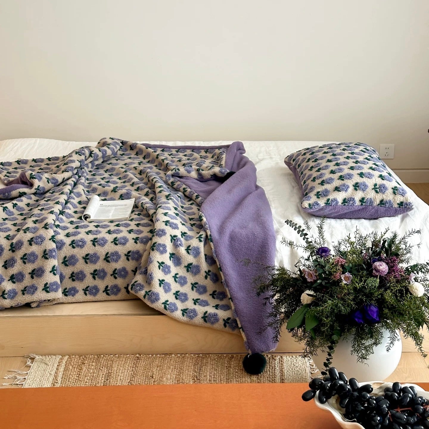 Pom Pom Floral Embossed blanket (2colors)