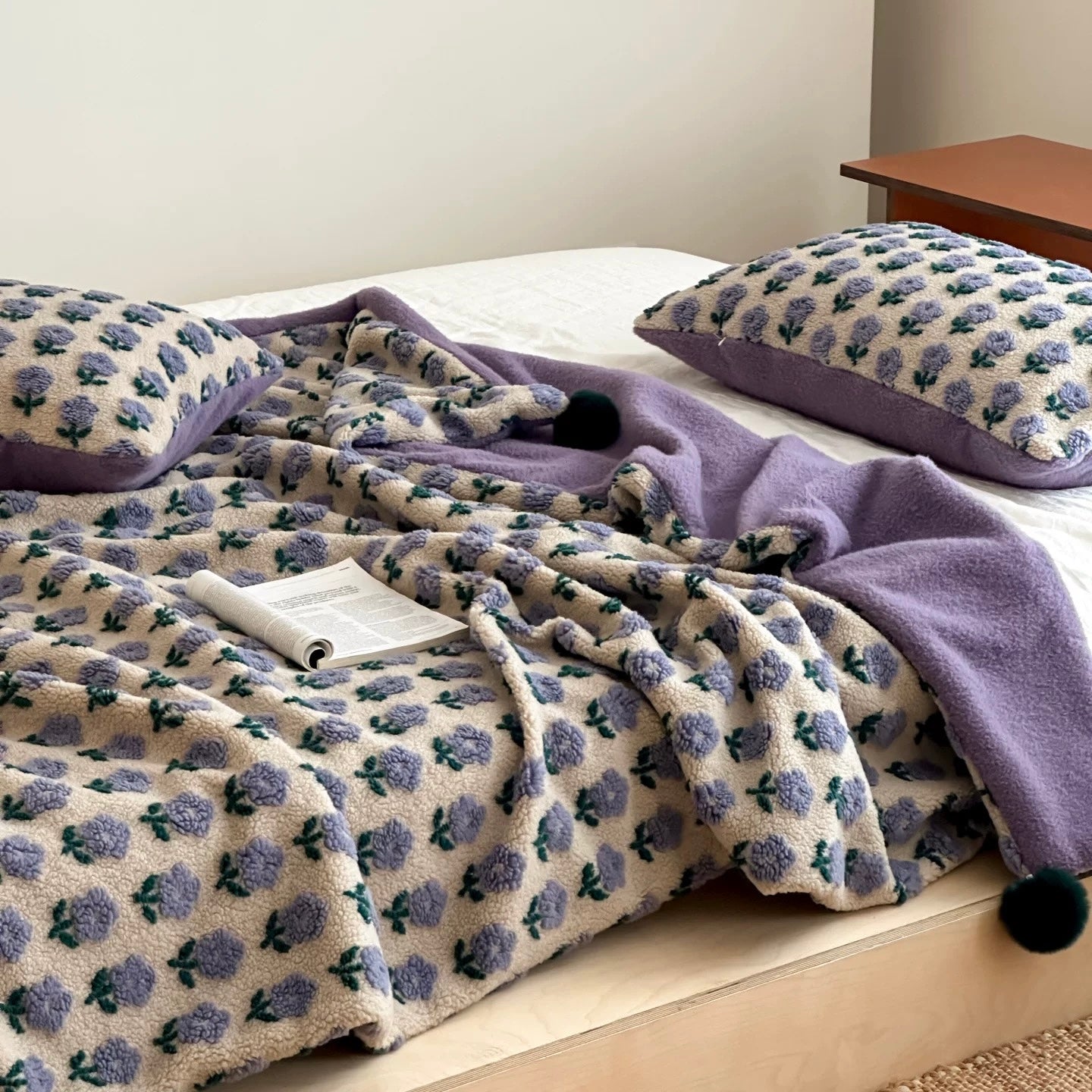 Pom Pom Floral Embossed blanket (2colors)