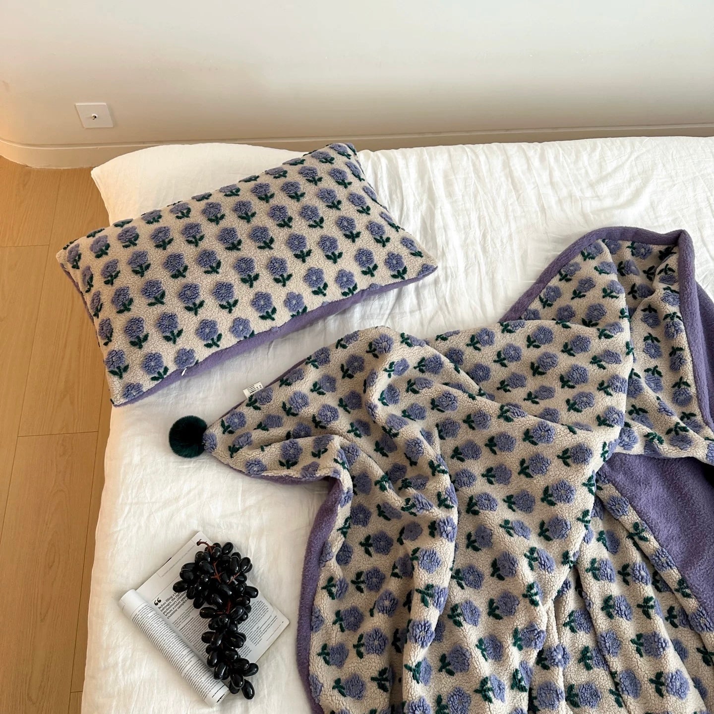 Pom Pom Floral Embossed blanket (2colors)