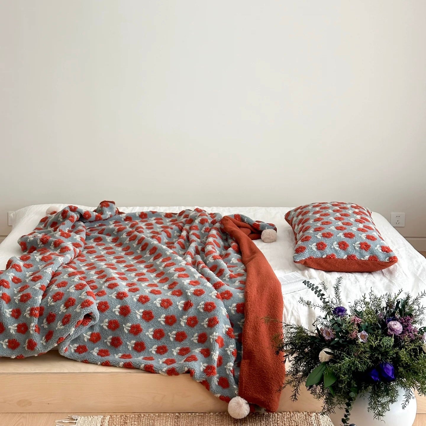 Pom Pom Floral Embossed blanket (2colors)