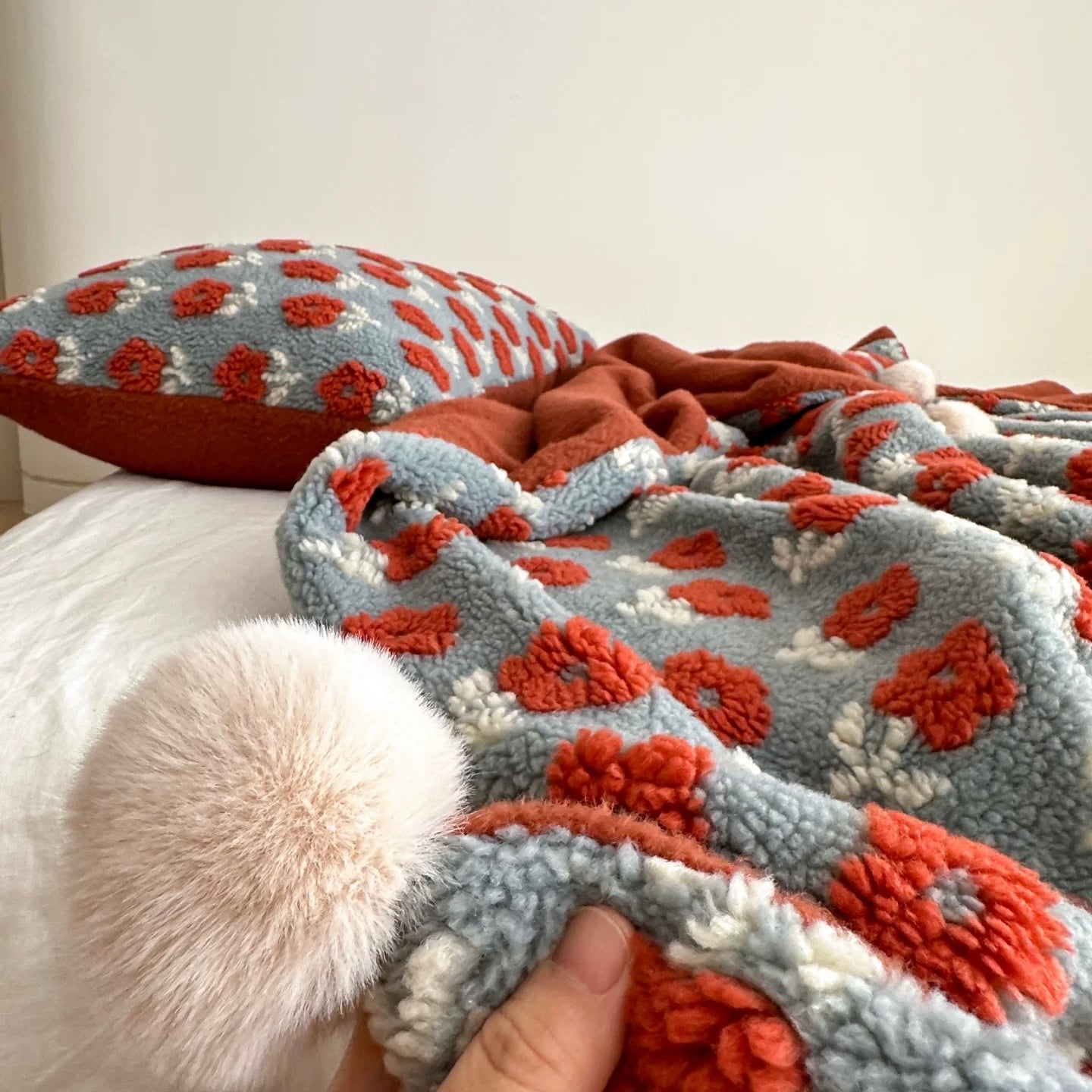 Pom Pom Floral Embossed blanket (2colors)