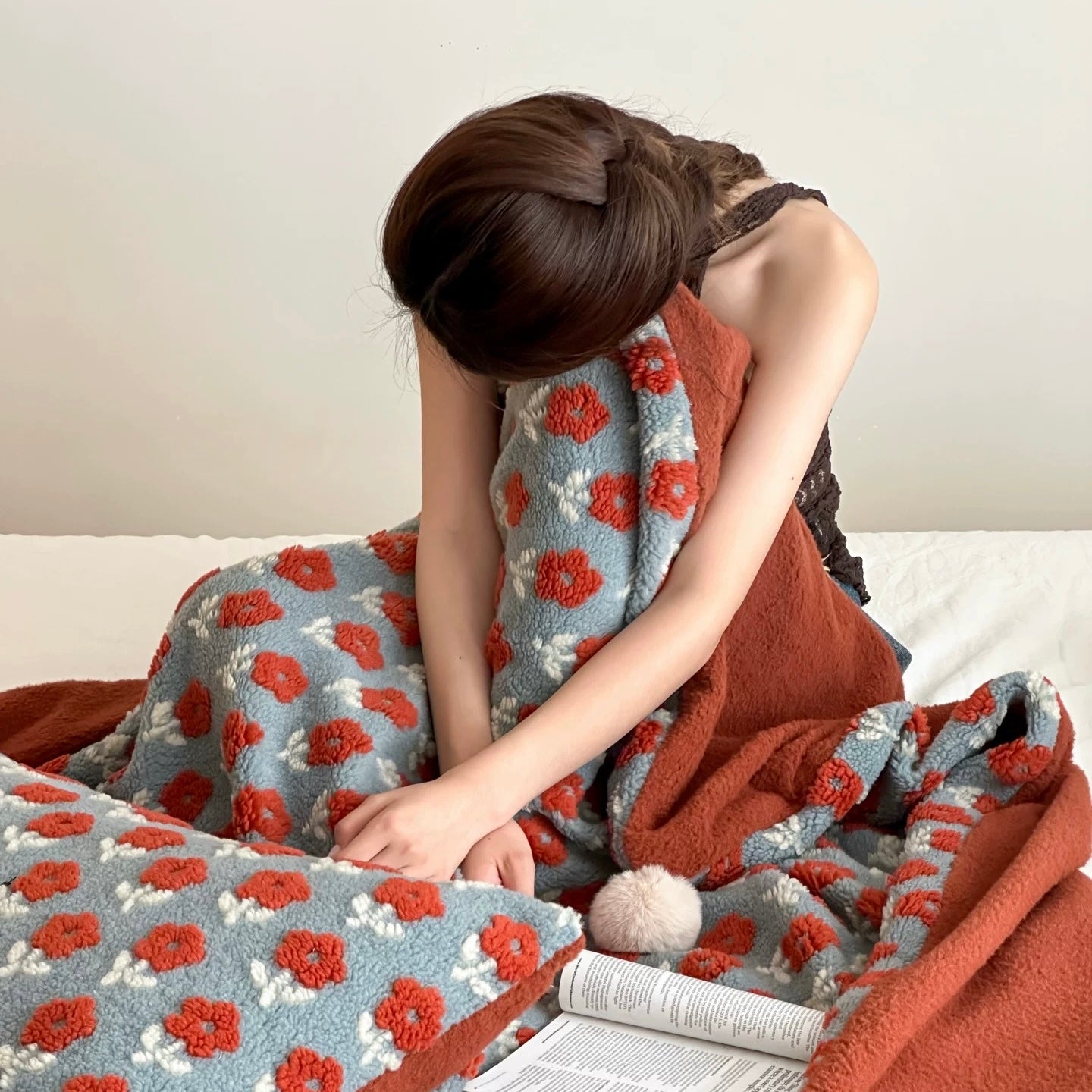 Pom Pom Floral Embossed blanket (2colors)