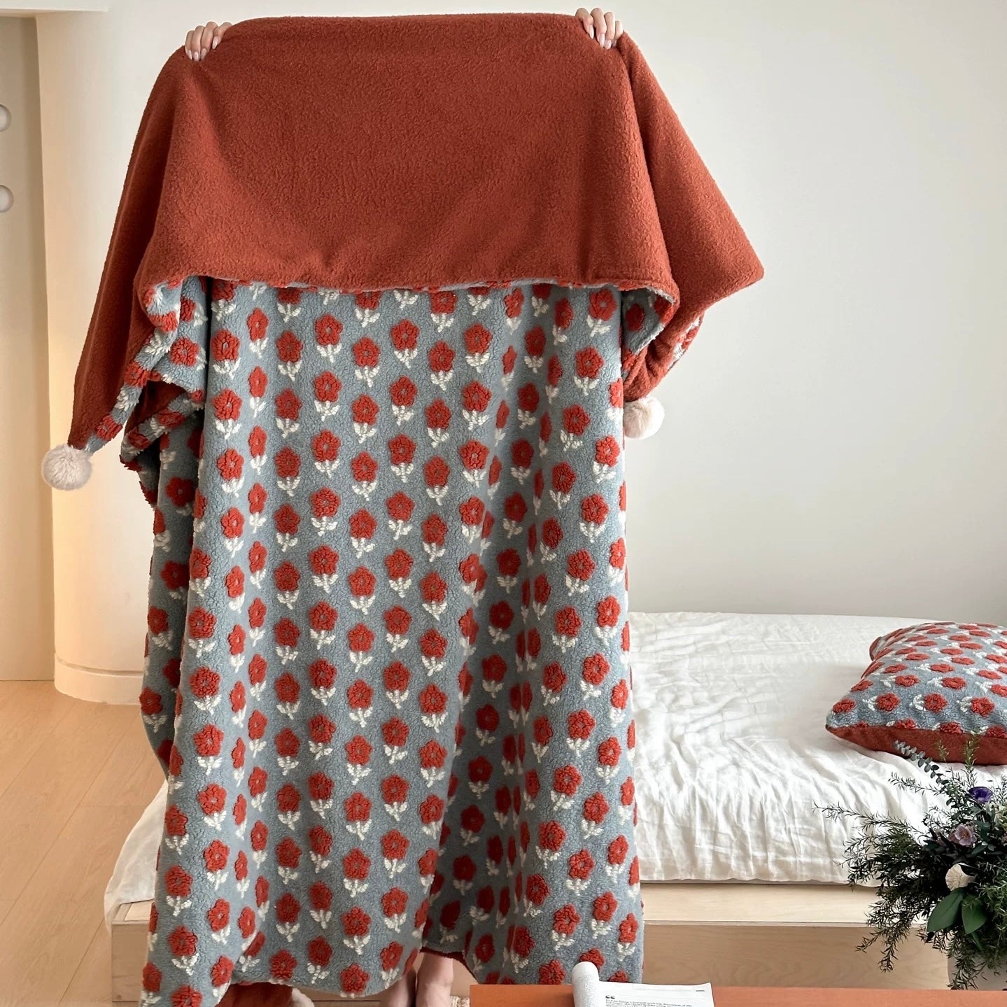 Pom Pom Floral Embossed blanket (2colors)