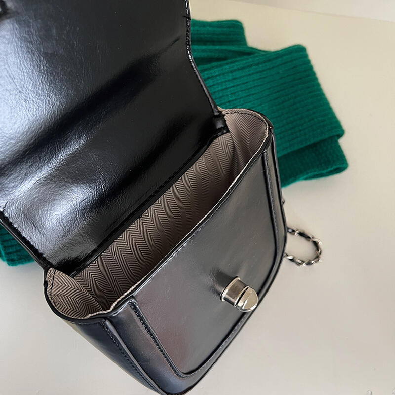square chain shoulder bag